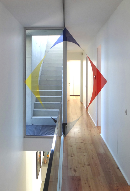 Rombo blu rosso nero e giallo per l’elisse, Solduno, Suisse, 2012, Casa Fusetti