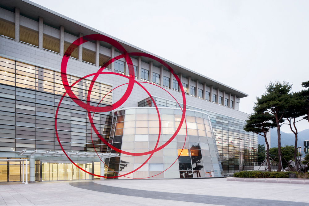 Danse de couronnes circulaires, Exposition: "Collision and Respreading of Line", Gyeongnam Art Museum, 2018, Changwon City 2018