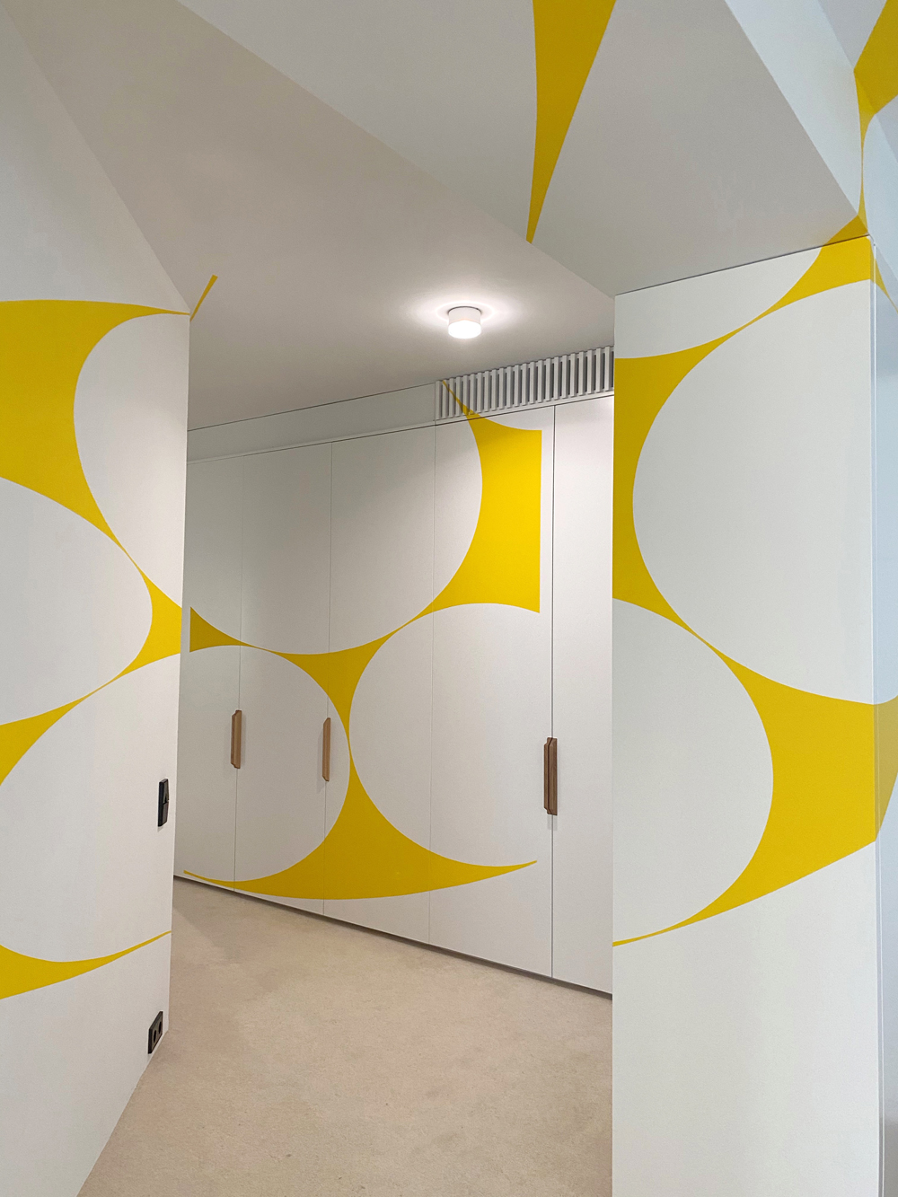 Ellipse jaune évidée par sept disques, Espagne, Galerie Albarran/Bourdais, Madrid, 2021, Actualisation N°1 : Madrid 2021