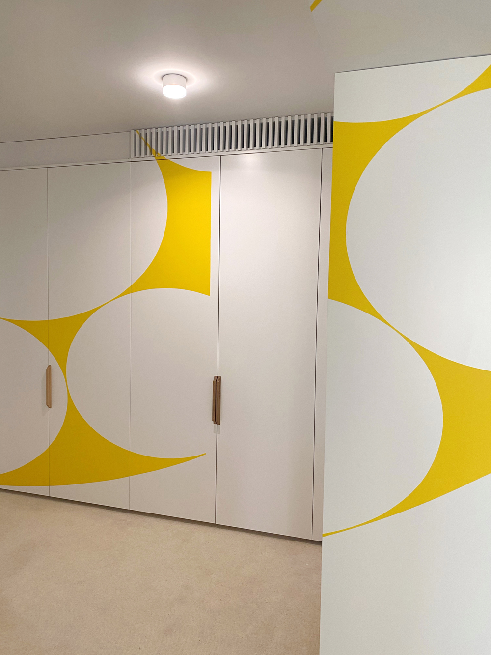 Ellipse jaune évidée par sept disques, Espagne, Galerie Albarran/Bourdais, Madrid, 2021, Actualisation N°1 : Madrid 2021