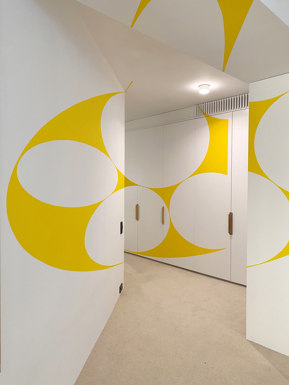 Ellipse jaune évidée par sept disques, Espagne, Galerie Albarran/Bourdais, Madrid, 2021, Actualisation N°1 : Madrid 2021