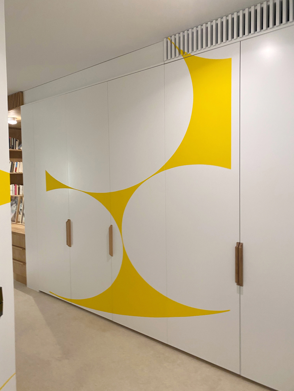 Ellipse jaune évidée par sept disques, Espagne, Galerie Albarran/Bourdais, Madrid, 2021, Actualisation N°1 : Madrid 2021