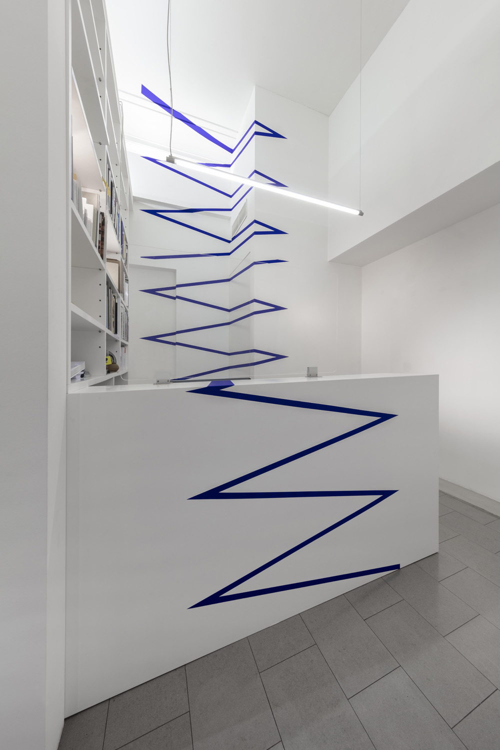 Lignes brisées au néon, Courtesy Buchmann Galerie, Lugano, Suisse, 2021, Installazione site-specific pittura acrilica su muro dimensioni varia