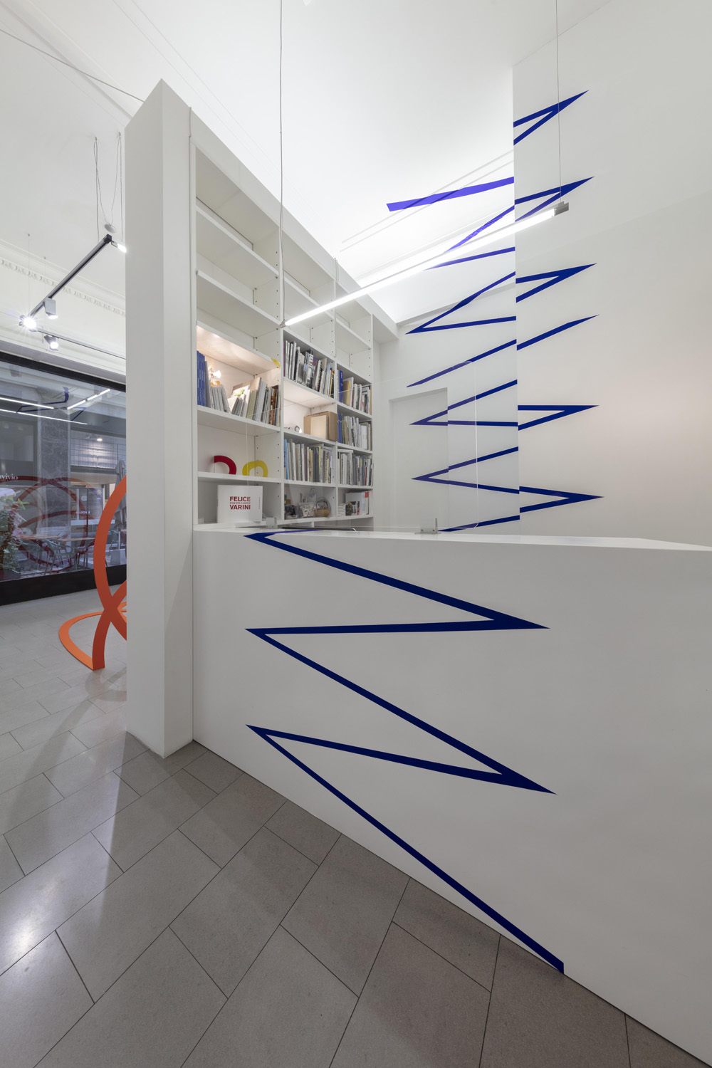 Lignes brisées au néon, Courtesy Buchmann Galerie, Lugano, Suisse, 2021, Installazione site-specific pittura acrilica su muro dimensioni varia