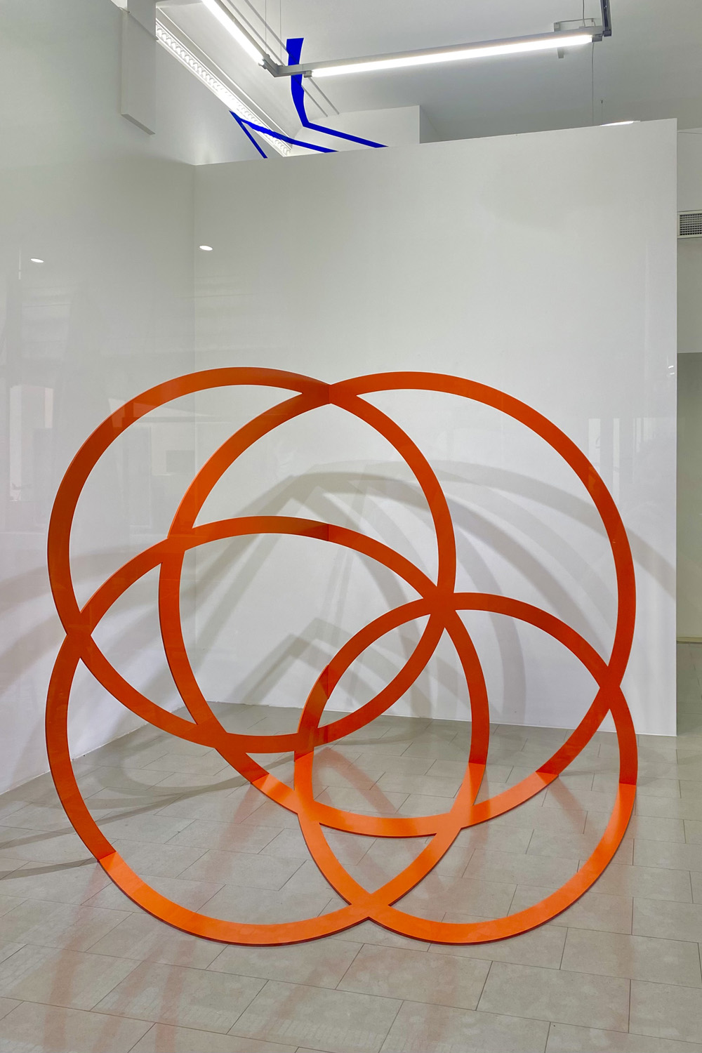 Quattro cerchi nel quadrato, Courtesy Buchmann Galerie, Lugano, Suisse, 2021, acciaio laccato dipinto