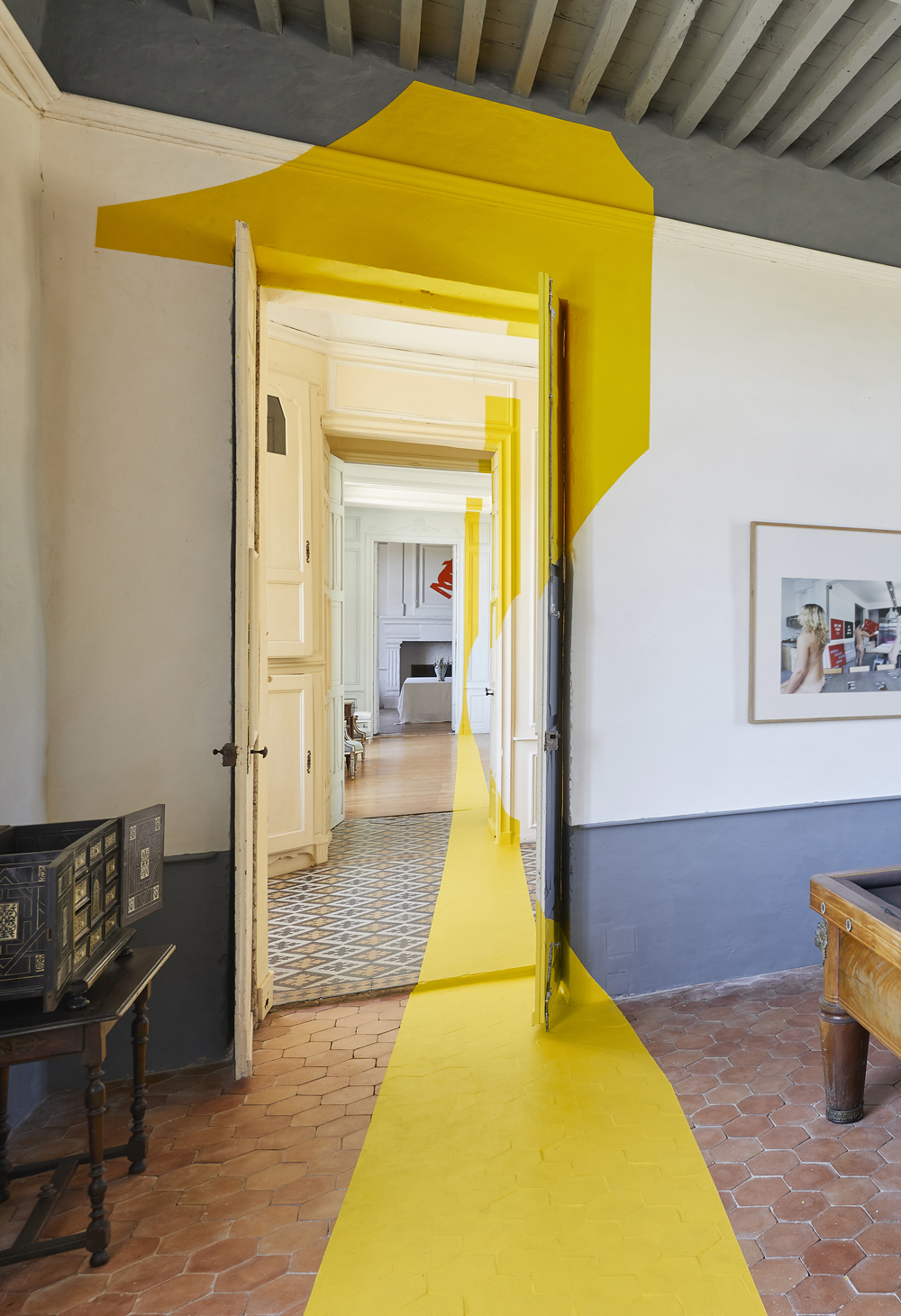 Carré percé, Mengzhi Zheng / Felice Varini / Philippe Cazal, Château de Lacaze, Labastide Castel Amouroux, 2022, Exposition : "Dés_Constructions"