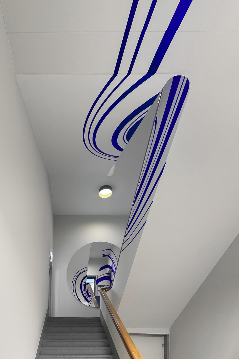 Huit cercles excentriques, bleu, Collection: Charles Aellen Company, Zürich, Suisse, 2025, Site-specific