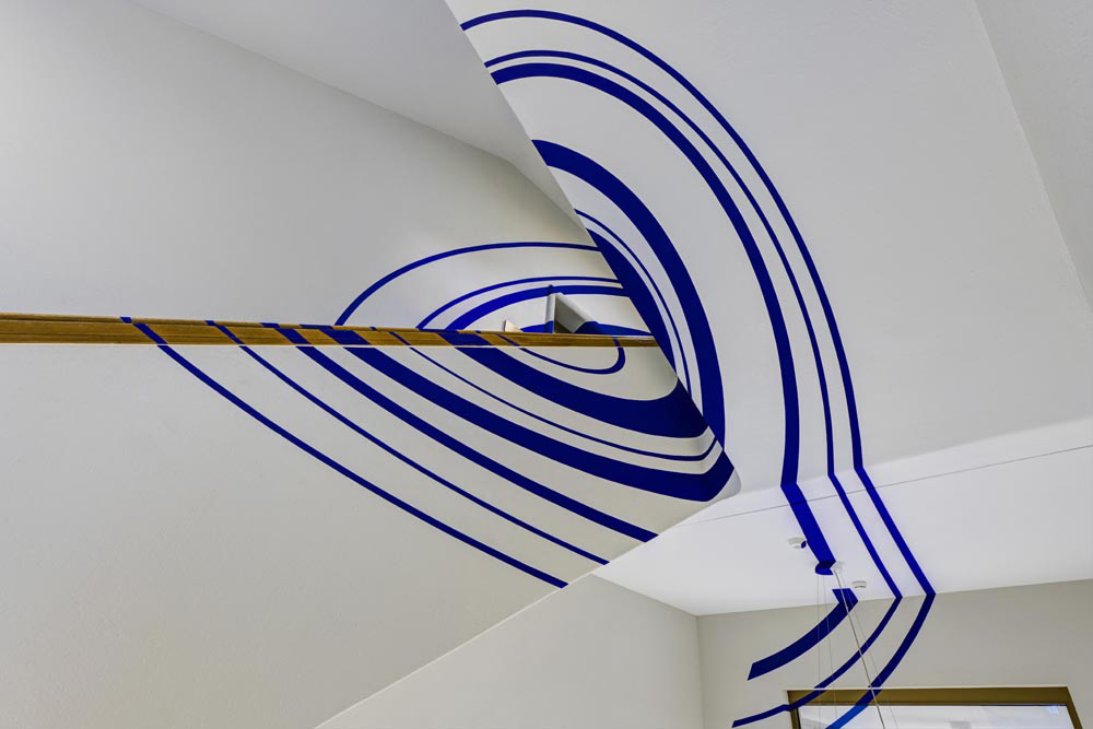 Huit cercles excentriques, bleu, Collection: Charles Aellen Company, Zürich, Suisse, 2025, Site-specific