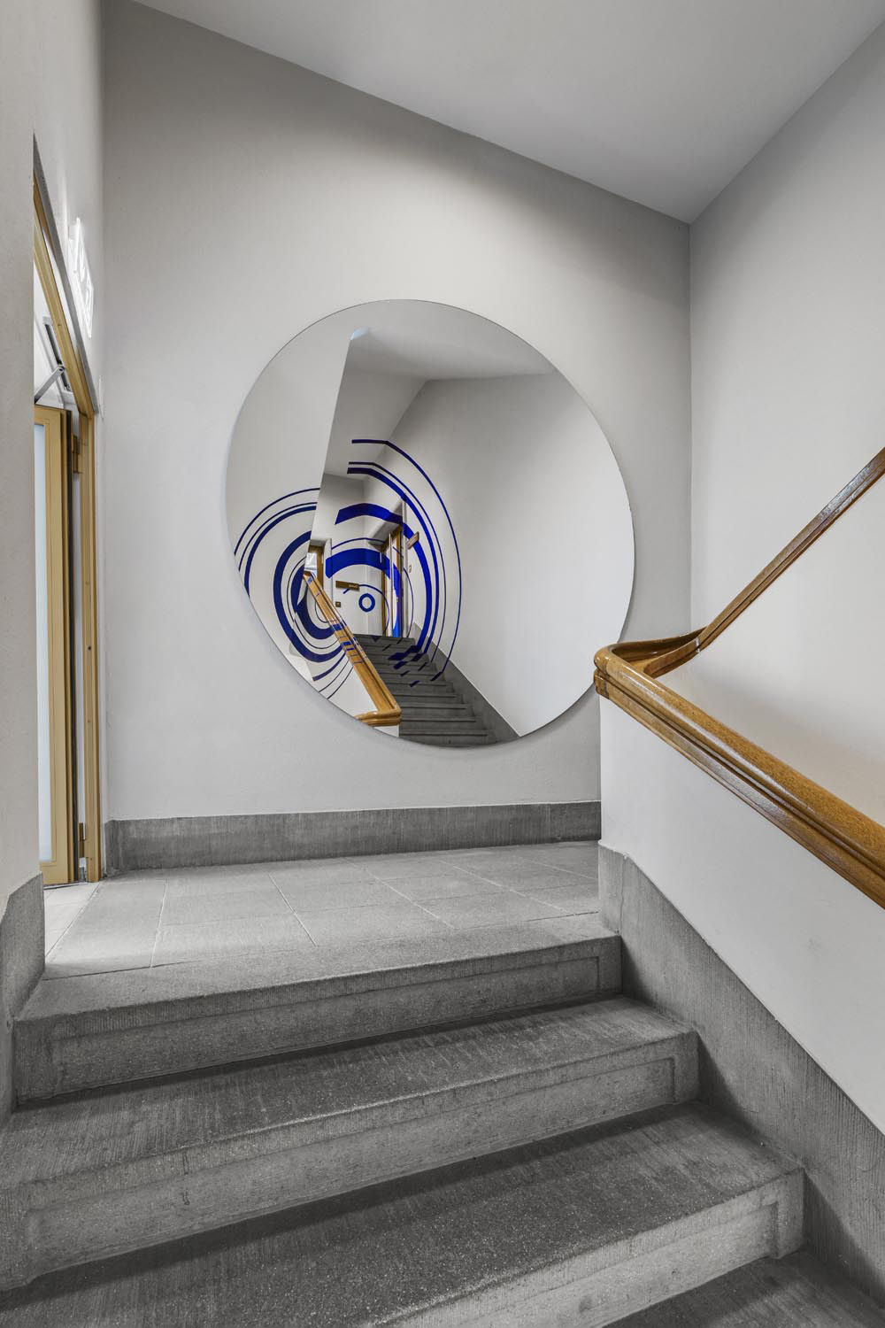 Huit cercles excentriques, bleu, Collection: Charles Aellen Company, Zürich, Suisse, 2025, Site-specific