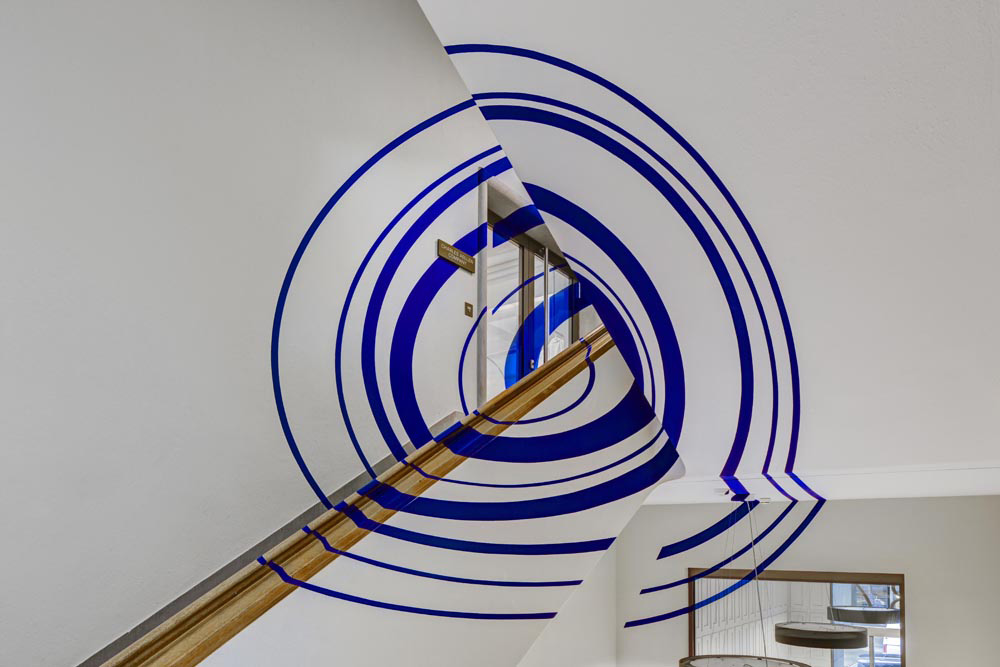 Huit cercles excentriques, bleu, Collection: Charles Aellen Company, Zürich, Suisse, 2025, Site-specific