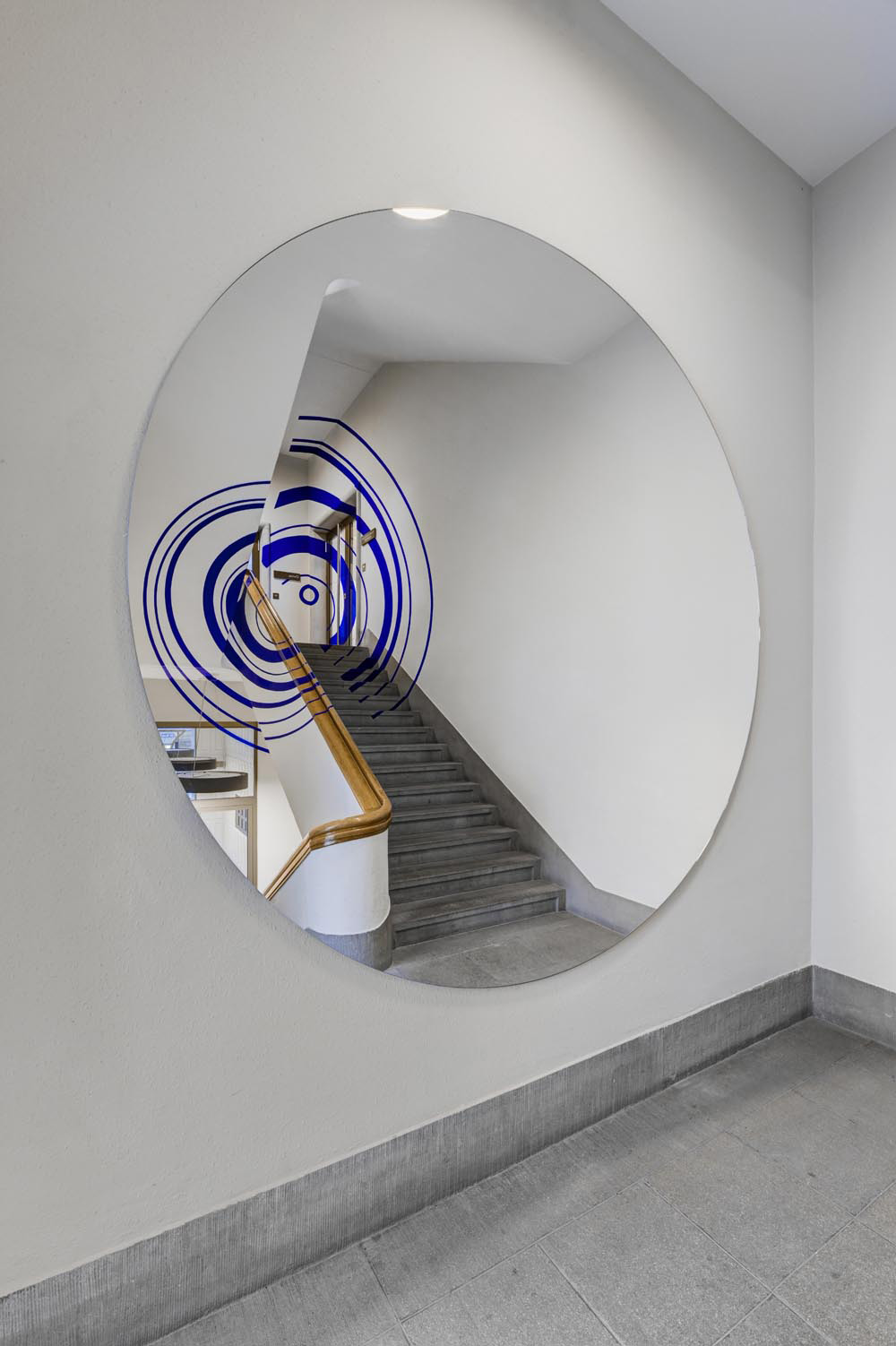 Huit cercles excentriques, bleu, Collection: Charles Aellen Company, Zürich, Suisse, 2025, Site-specific