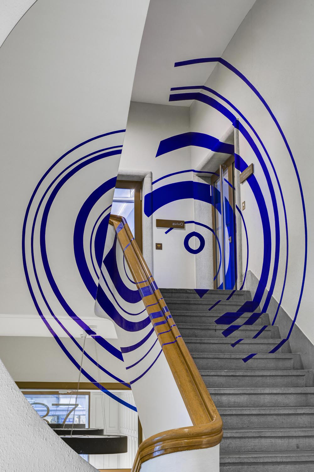 Huit cercles excentriques, bleu, Collection: Charles Aellen Company, Zürich, Suisse, 2025, Site-specific
