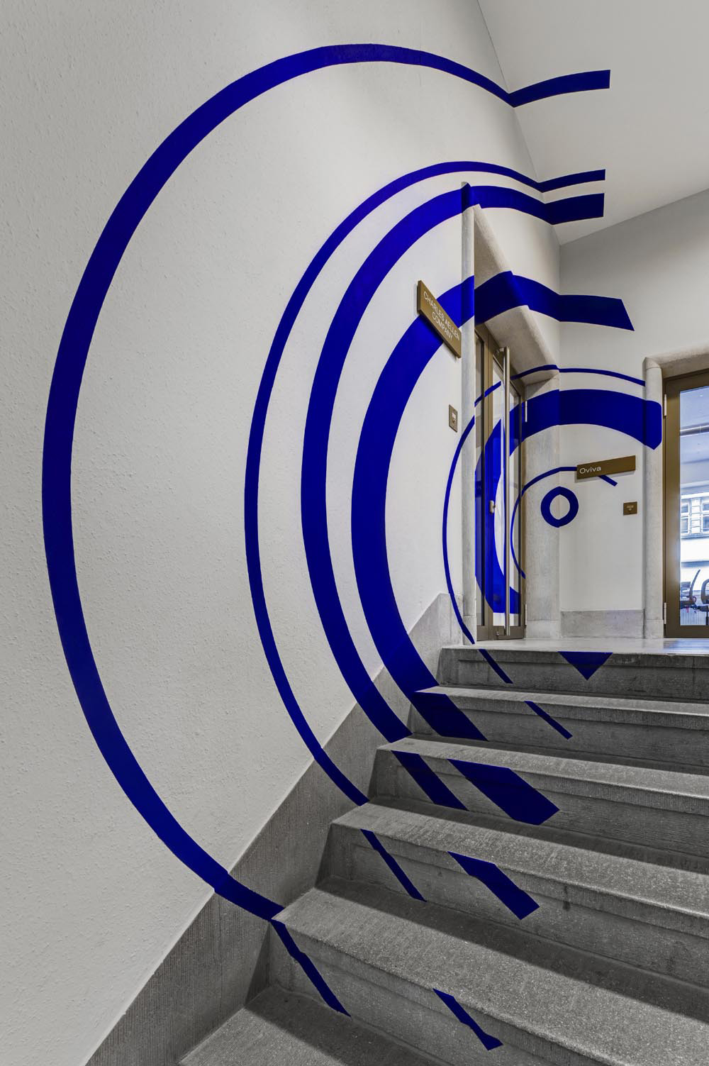 Huit cercles excentriques, bleu, Collection: Charles Aellen Company, Zürich, Suisse, 2025, Site-specific