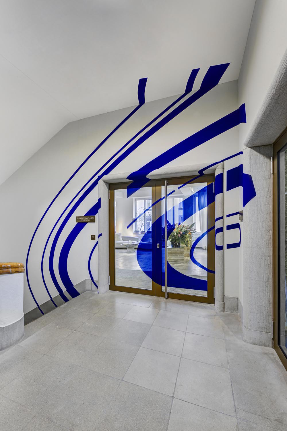 Huit cercles excentriques, bleu, Collection: Charles Aellen Company, Zürich, Suisse, 2025, Site-specific