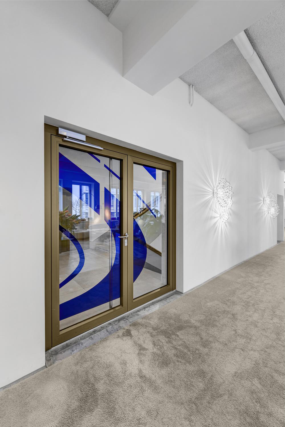 Huit cercles excentriques, bleu, Collection: Charles Aellen Company, Zürich, Suisse, 2025, Site-specific