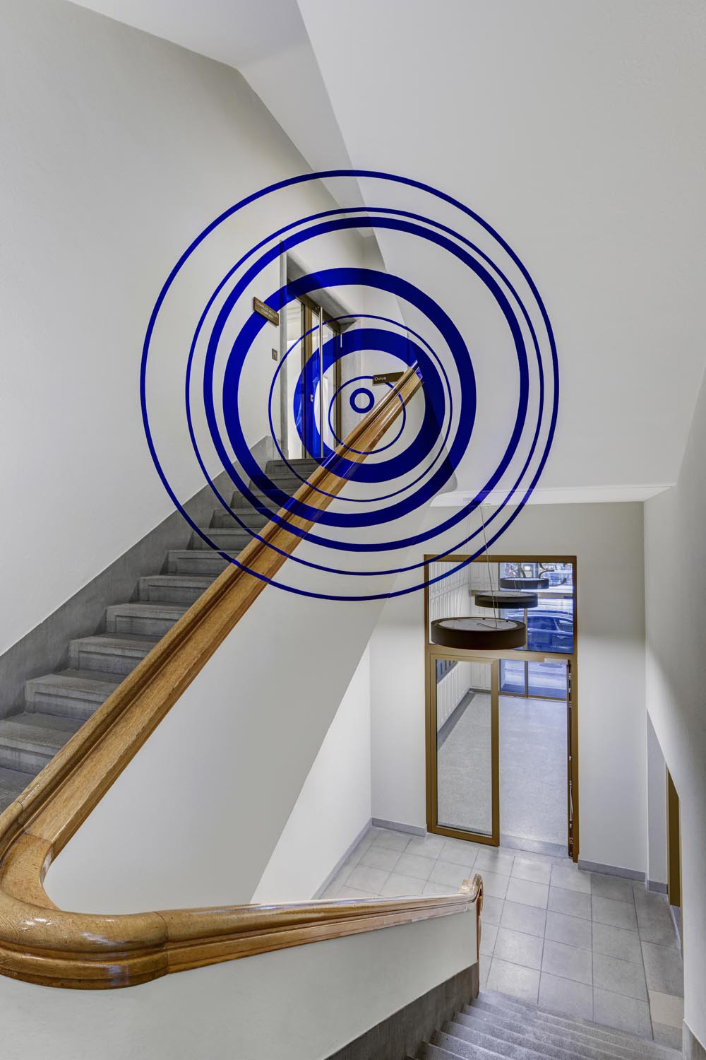 Huit cercles excentriques, bleu, Collection: Charles Aellen Company, Zürich, Suisse, 2025, Site-specific