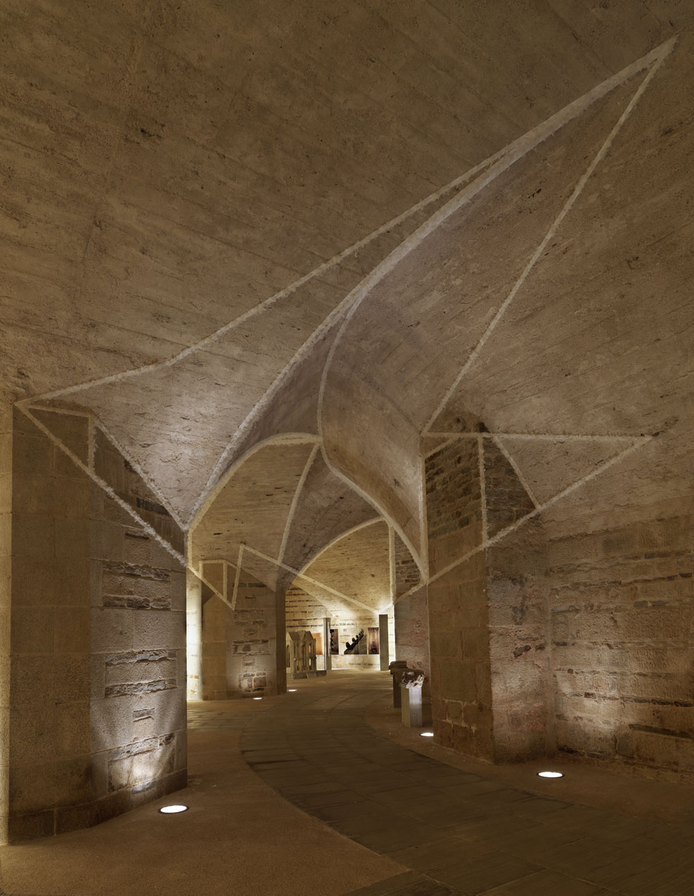 actualisation n°1,Exposition personelle: "suite d’éclats" Cryptes de la cathédrale de Nantes, Nantes, 2013Photo: André Morin