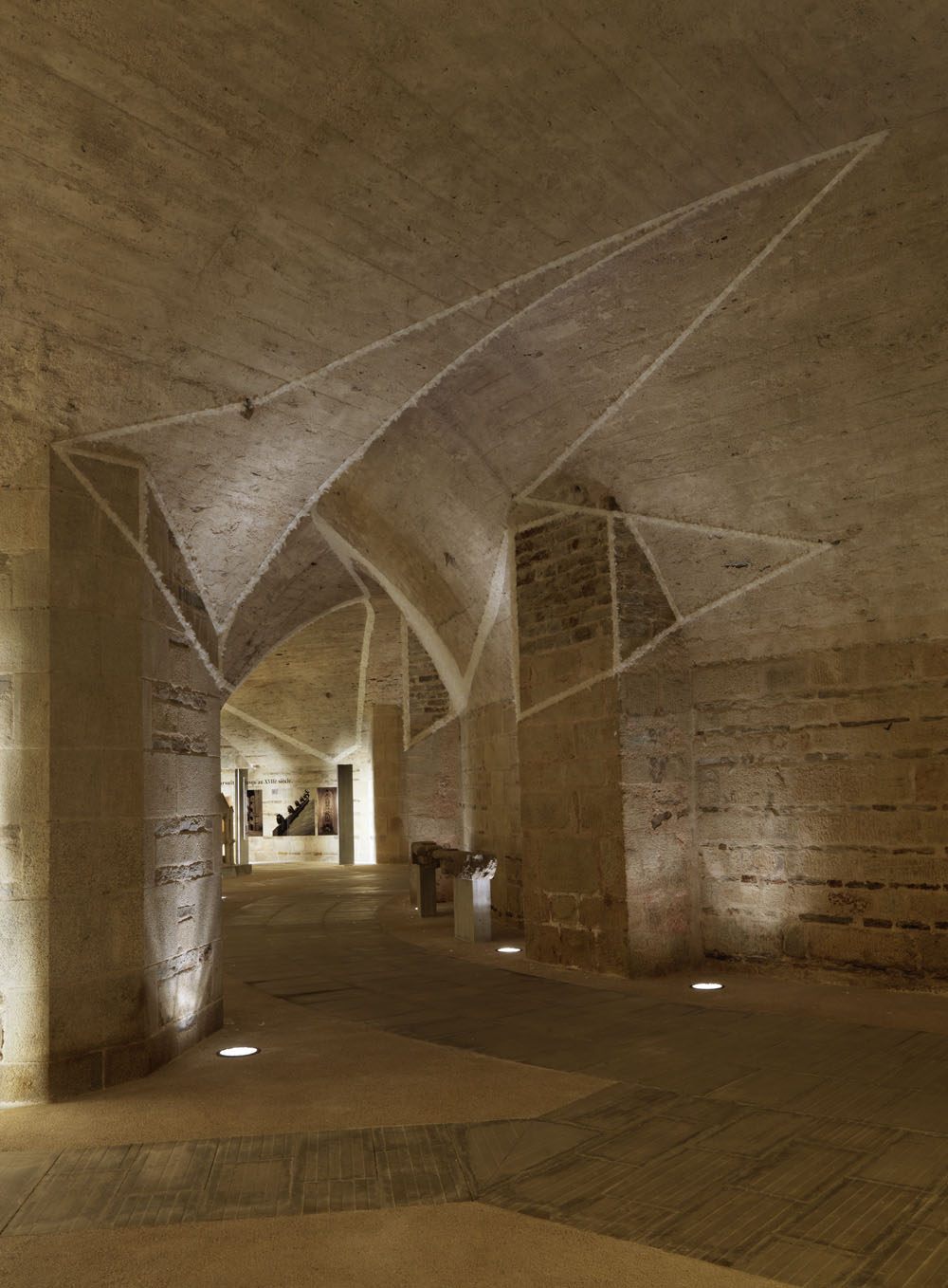 actualisation n°1,Exposition personelle: "suite d’éclats" Cryptes de la cathédrale de Nantes, Nantes, 2013Photo: André Morin