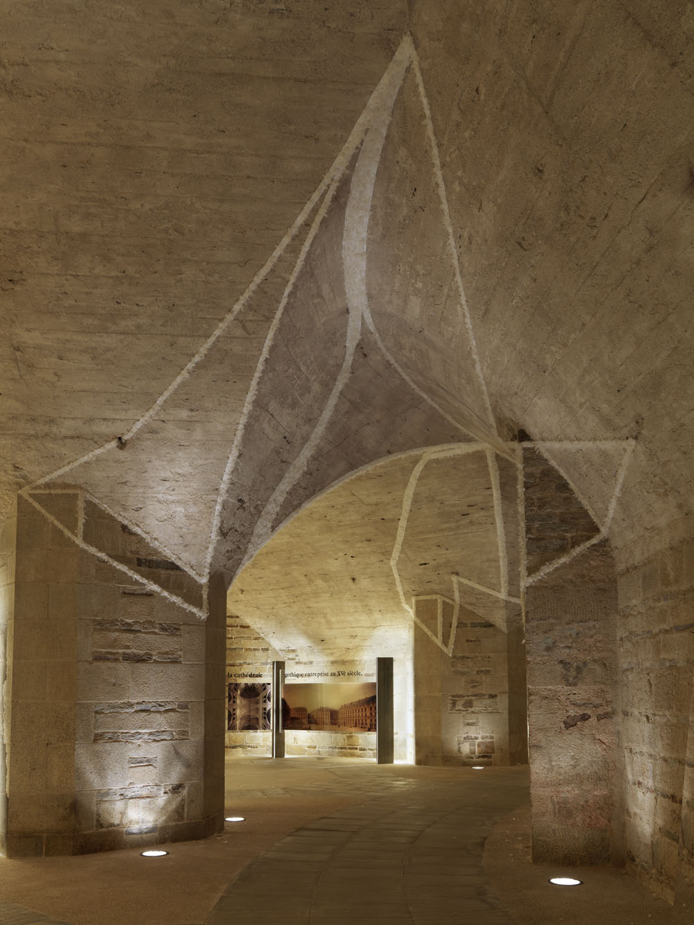 actualisation n°1,Exposition personelle: "suite d’éclats" Cryptes de la cathédrale de Nantes Nantes, 2013Photo: André Morin