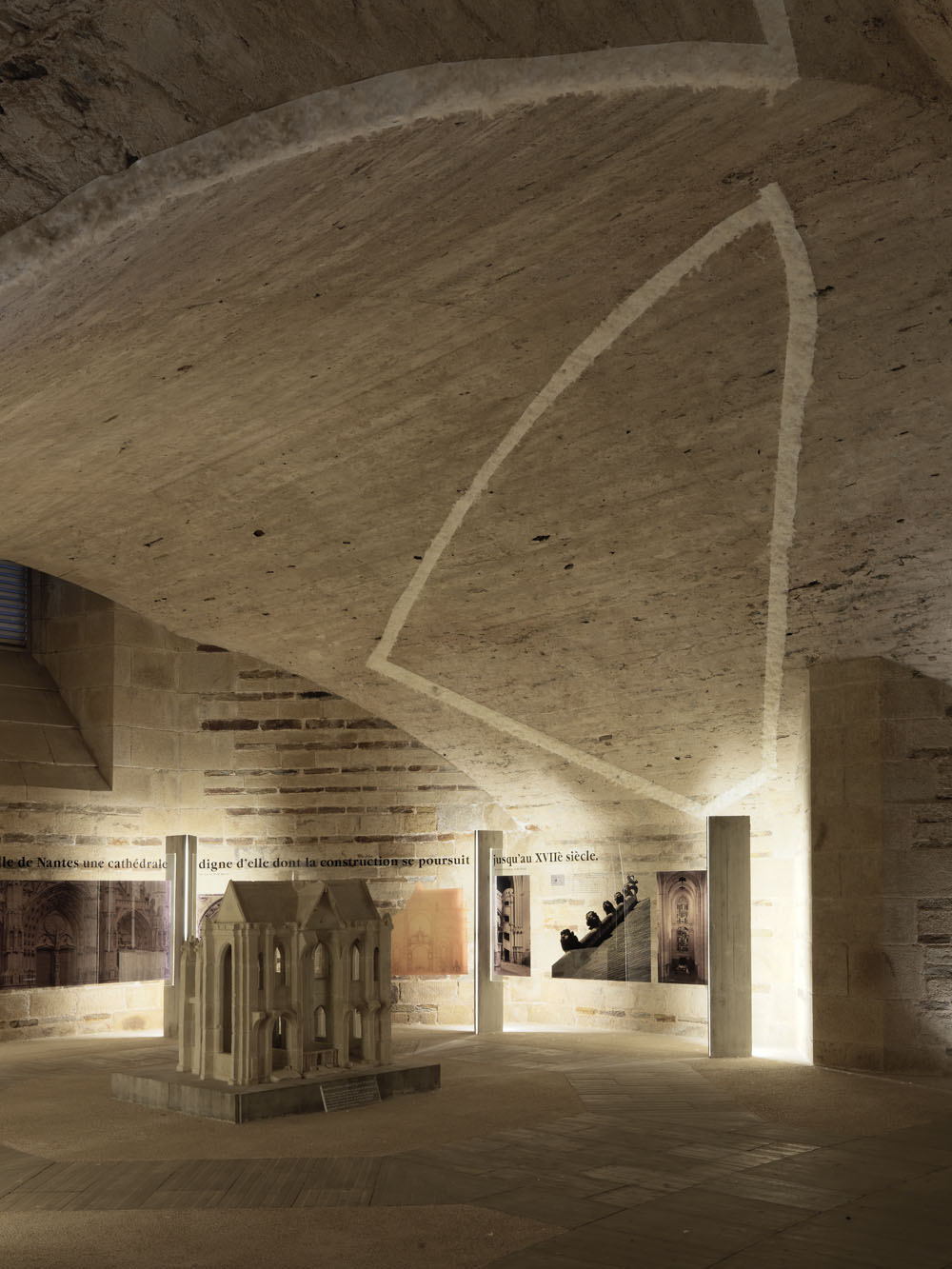 actualisation n°1,Exposition personelle: "suite d’éclats" Cryptes de la cathédrale de Nantes, Nantes, 2013Photo: André Morin