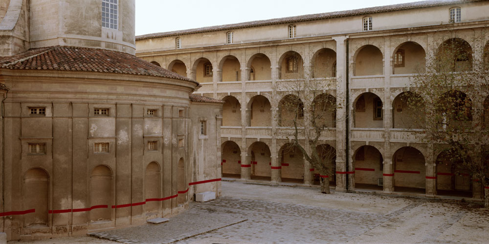 360° rouge n°2, "50 especes d'espaces", Centre de la vielille Charite, 1998, Kassel 1989 / Actualisation n°3, Marseille 1998