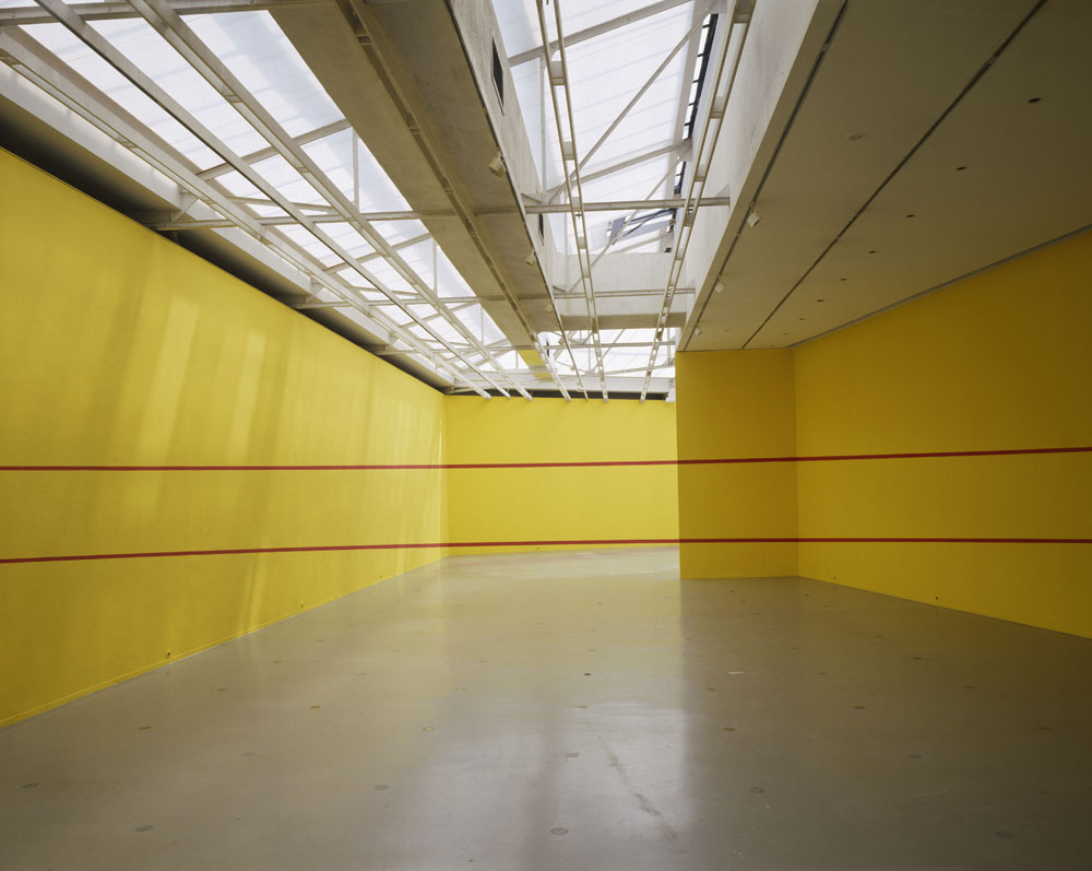Parallèle rouge n°1 en 360°, Musée d'Art Moderne de la ville de Paris, Paris, 1989, "Histoires de Musée"