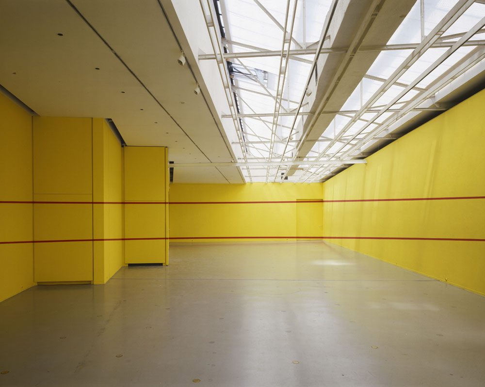 Parallèle rouge n°1 en 360°, Musée d'Art Moderne de la ville de Paris, Paris, 1989, "Histoires de Musée"