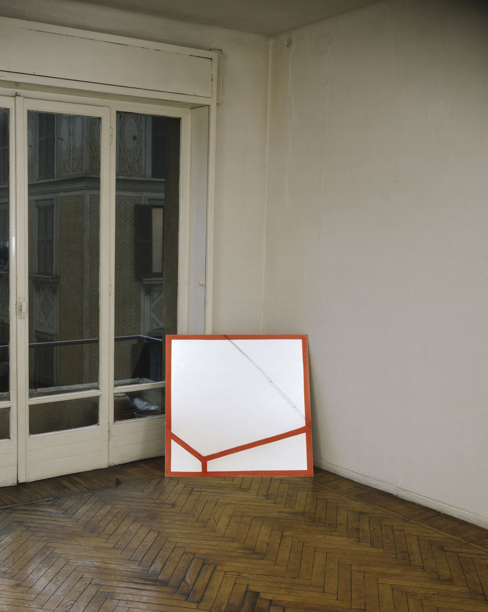 Carré d’angle rouge, Milano, Italie, 1990, "F.V." Galleria Diagramma/Luciano Inga-Pin
