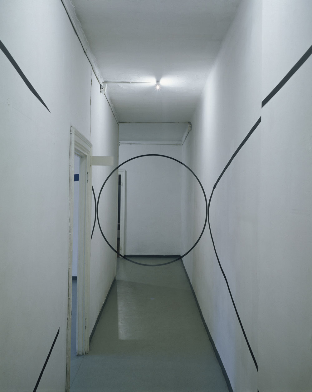 Cercle contre cercle noir n°1 dans le couloir, Italie, 1990, Milano