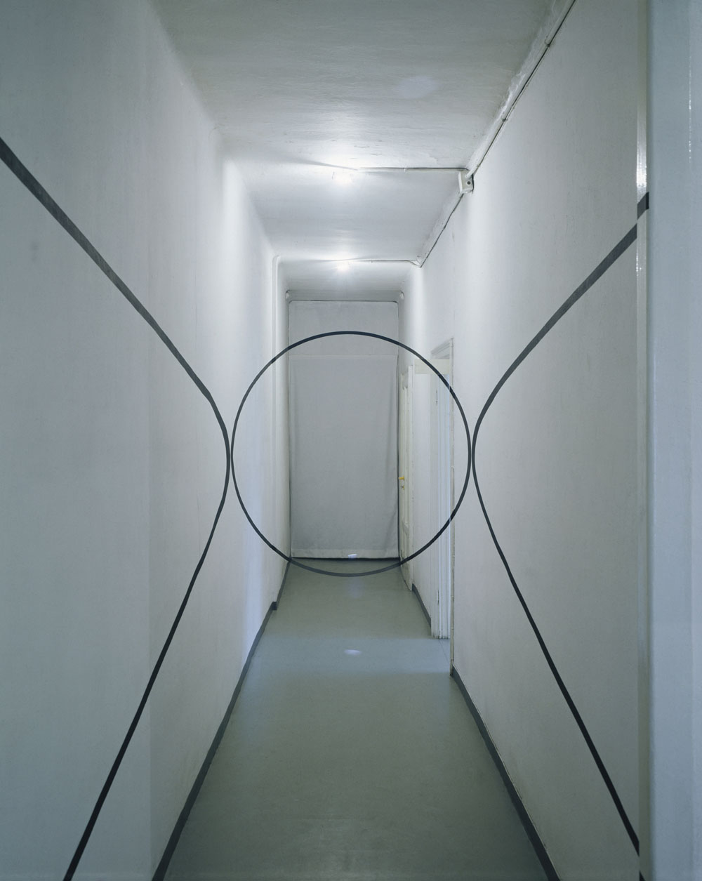 Cercle contre cercle noir n°1 dans le couloir, Italie, 1990, Milano