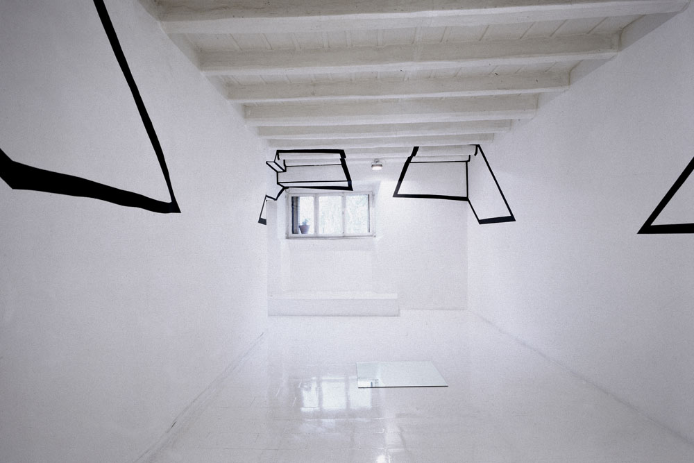 Carré au sol aux quatre coins, noirs n°1, Rome, Italie, 1990, "F.V." Galleria primo piano
