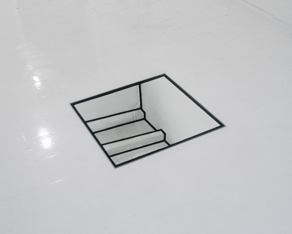 Carré au sol aux quatre coins, noirs n°1, Rome, Italie, 1990, "F.V." Galleria primo piano