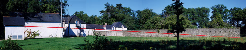 Entre 90° et 180° diagonale rouge n°1, "De concert", FRAC des Pays de Loire, 2002, Carquefou 1992 / Actualisation n°1, Carquefou 2002