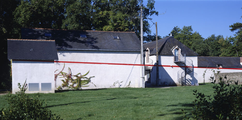 Entre 90° et 180° diagonale rouge n°1, "De concert", FRAC des Pays de Loire, 2002, Carquefou 1992 / Actualisation n°1, Carquefou 2002