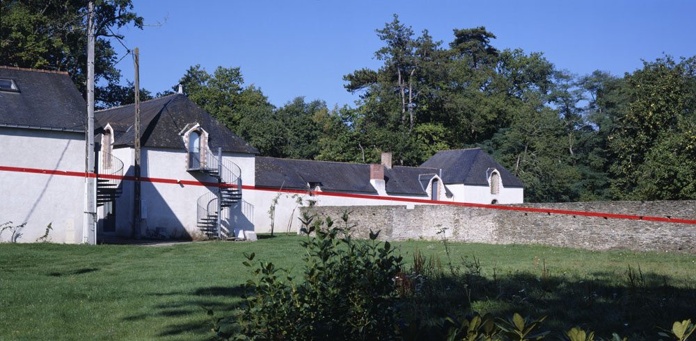 Entre 90° et 180° diagonale rouge n°1, "De concert", FRAC des Pays de Loire, 2002, Carquefou 1992 / Actualisation n°1, Carquefou 2002