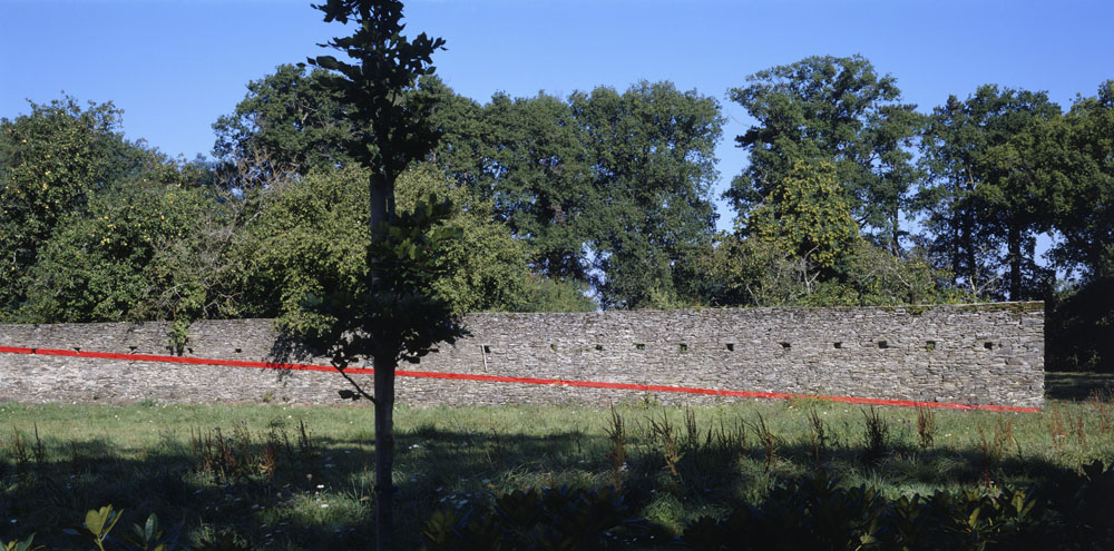 Entre 90° et 180° diagonale rouge n°1, "De concert", FRAC des Pays de Loire, 2002, Carquefou 1992 / Actualisation n°1, Carquefou 2002