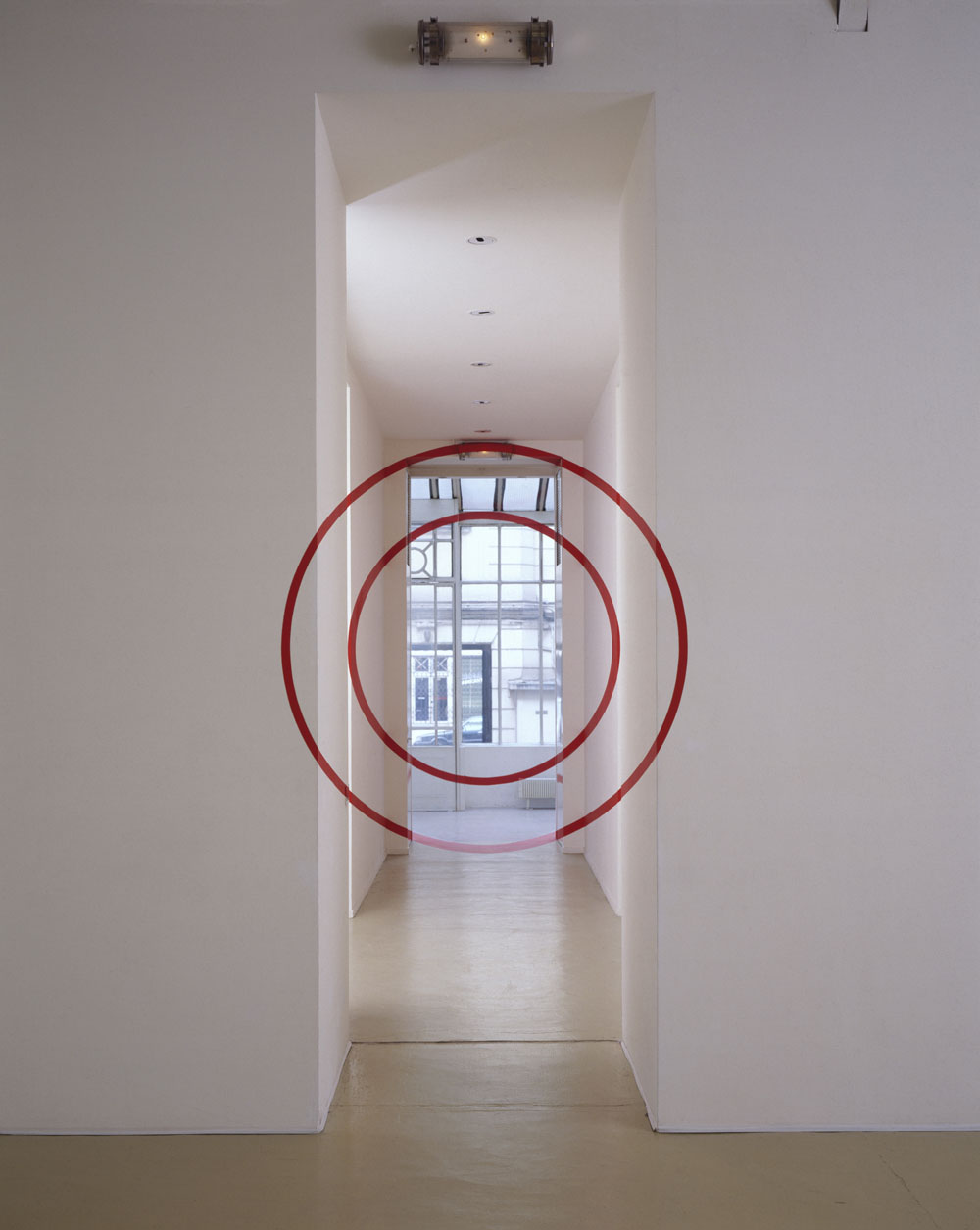 Deux cercles concentriques dans le couloir, rouge n°1, Galerie Yvon Lambert, Paris, 1992, "Le monde en éclats, l'œuvre en effraction"