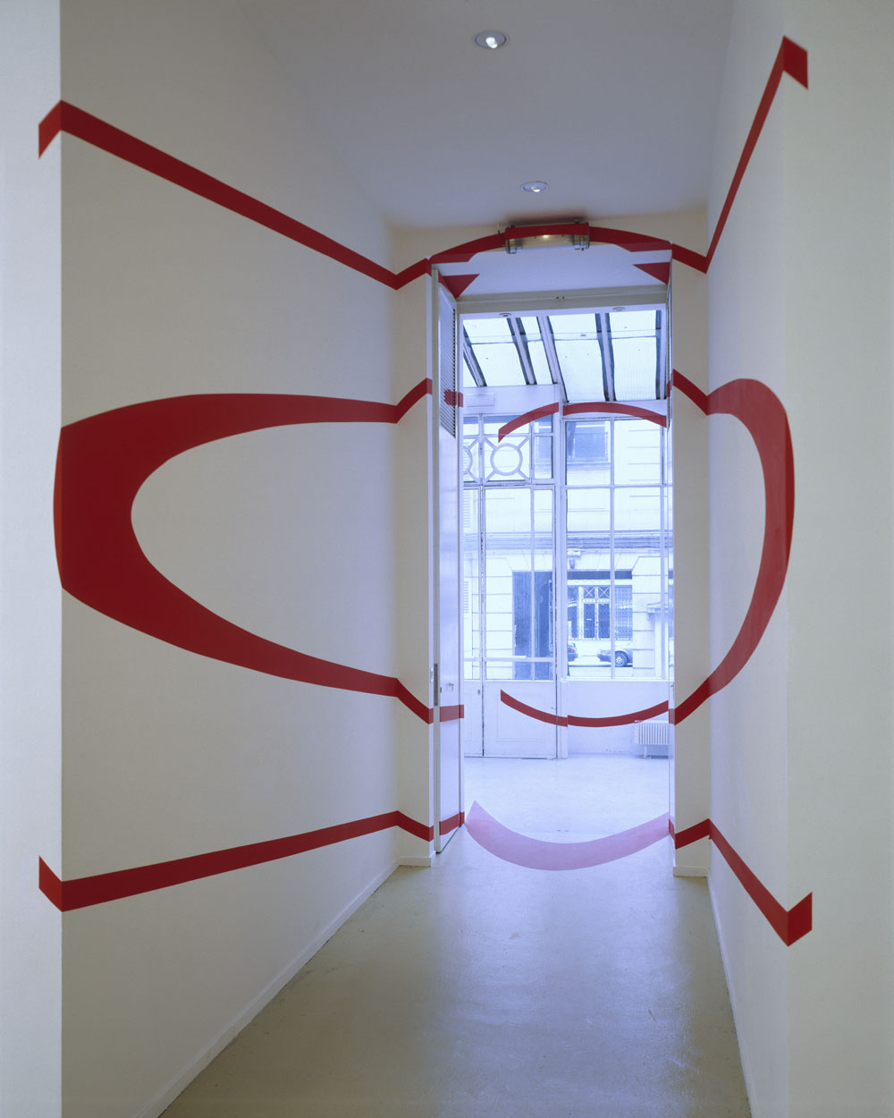 Deux cercles concentriques dans le couloir, rouge n°1, Galerie Yvon Lambert, Paris, 1992, "Le monde en éclats, l'œuvre en effraction"