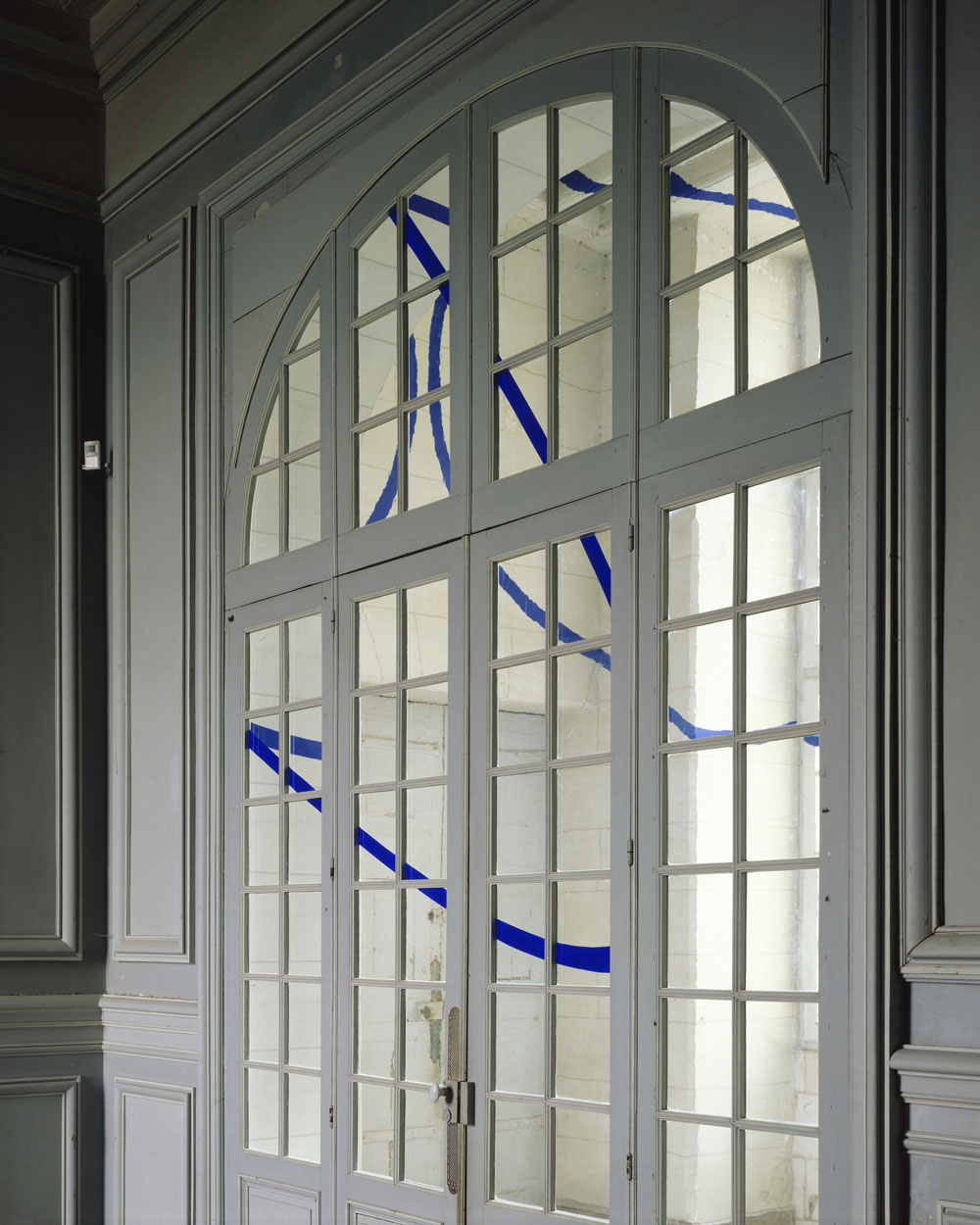 Carré au sol aux 4 ellipses, bleu n°1, Oiron, France, 1993, Château D'Oiron
