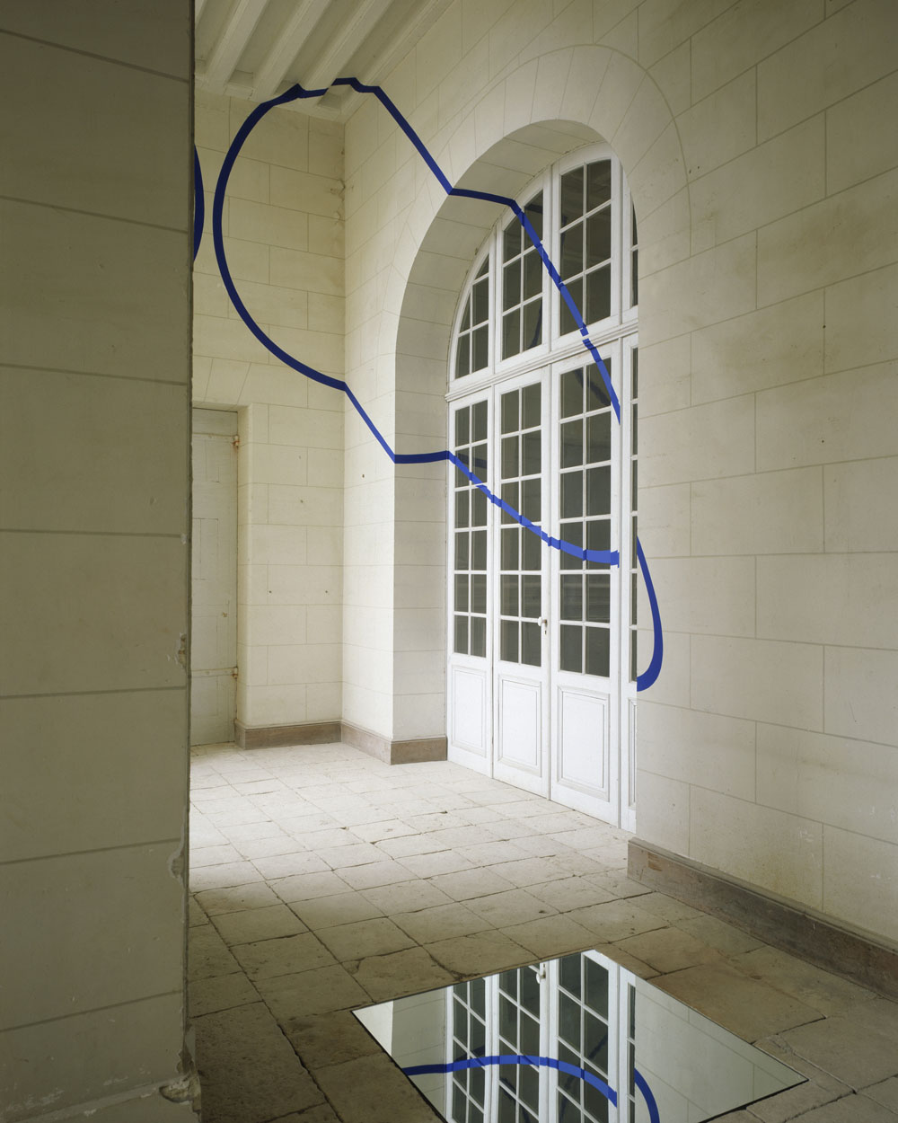 Carré au sol aux 4 ellipses, bleu n°1, Oiron, France, 1993, Château D'Oiron