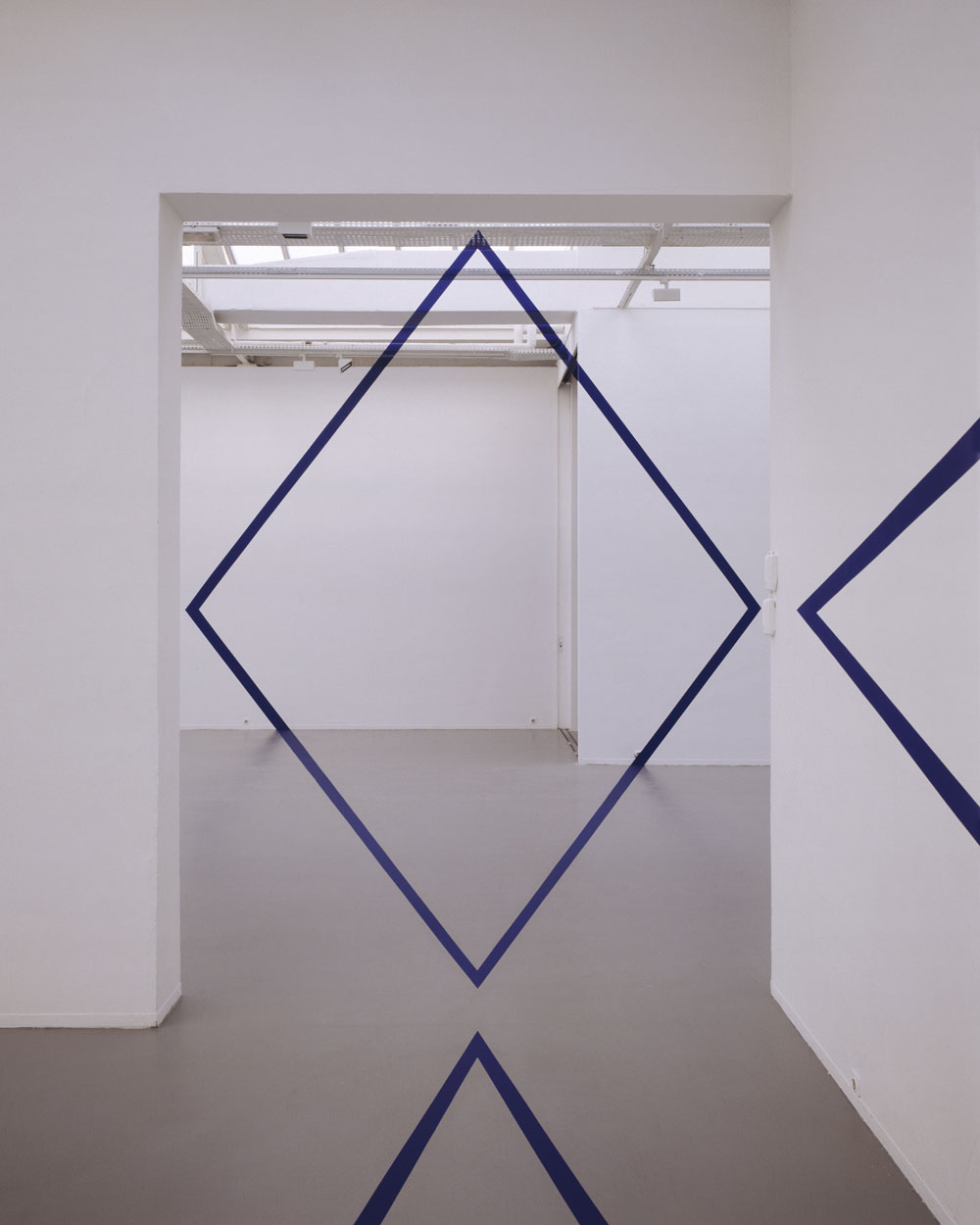 Parallélogramme contre parallélogramme bleu…, "F.V.", Musée d'Art Moderne de la ville de Paris, Paris, Paris, 1993, "...par le rectangle n°1"