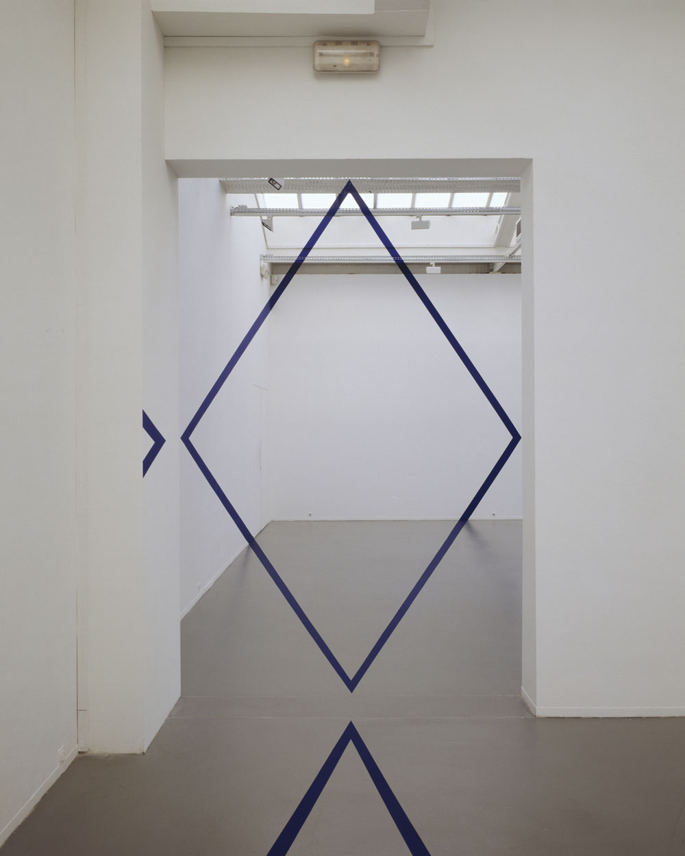 Parallélogramme contre parallélogramme bleu…, "F.V.", Musée d'Art Moderne de la ville de Paris, Paris, Paris, 1993, "...par le rectangle n°1"