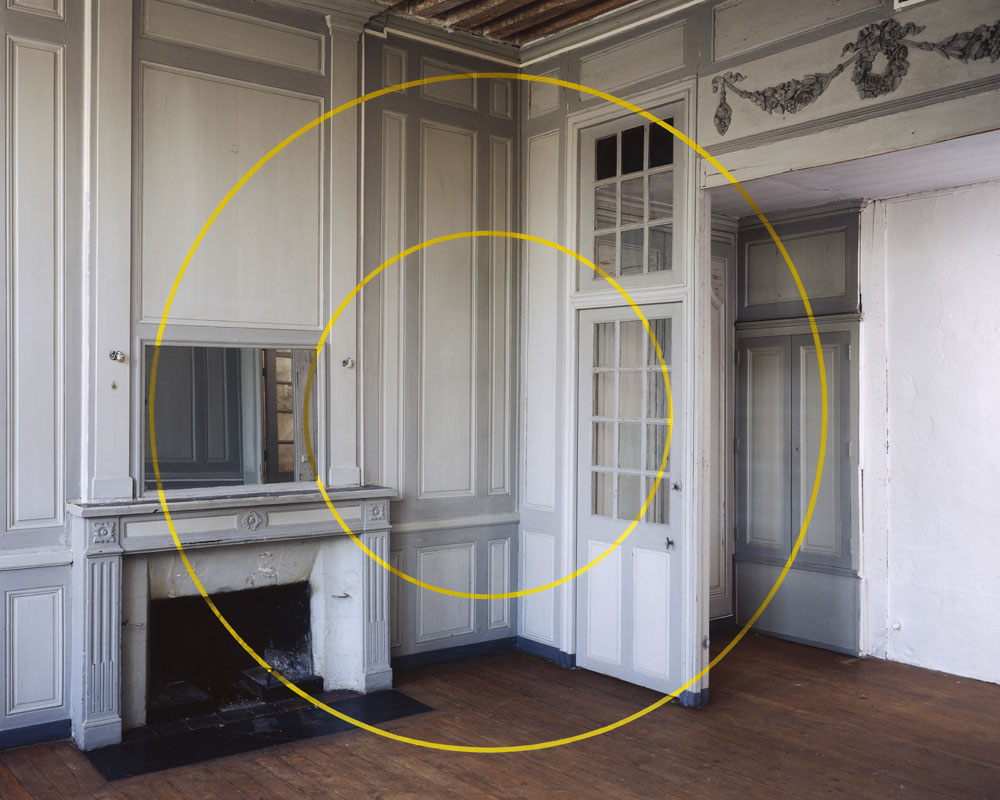 Cercles concentriques jaune via le miroir fixe, La flèche, France, 1994, "Les images du plaisir, F.V.", Hotel Huger