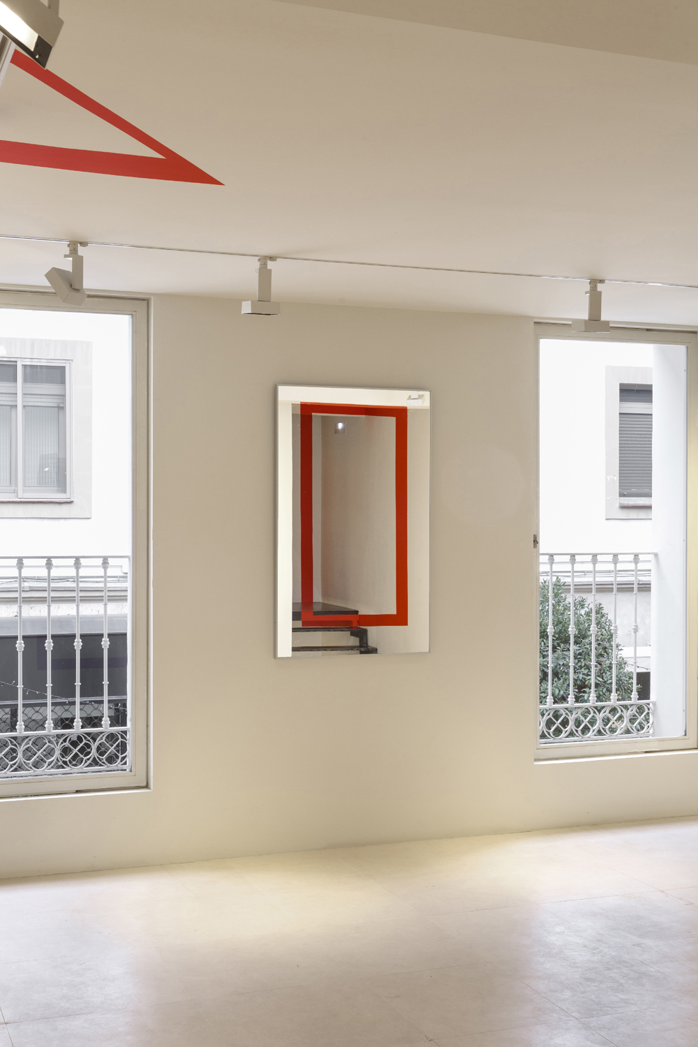 Miroir fixe aux cinq cadrages orange, Galleria Albarran / Bourdais, Madrid, 2019, Actualisation N°2, Madrid 2019
