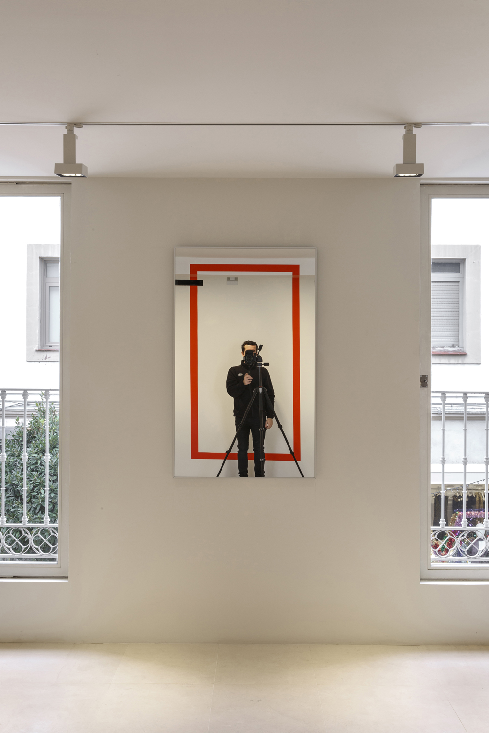 Miroir fixe aux cinq cadrages orange, Galleria Albarran / Bourdais, Madrid, 2019, Actualisation N°2, Madrid 2019