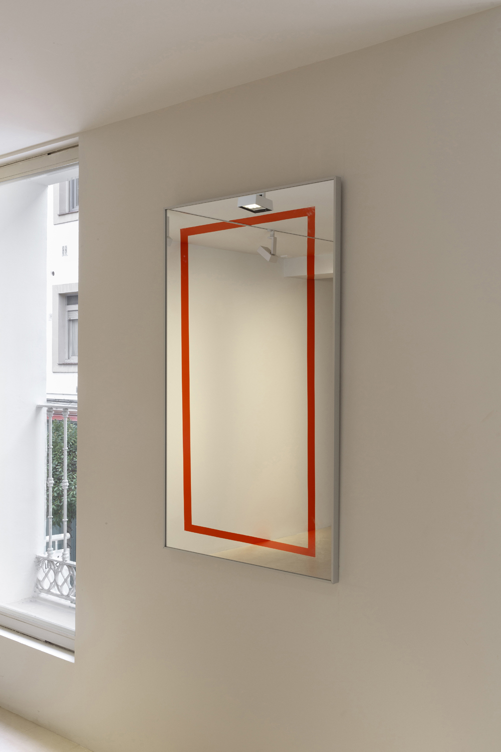 Miroir fixe aux cinq cadrages orange, Galleria Albarran / Bourdais, Madrid, 2019, Actualisation N°2, Madrid 2019