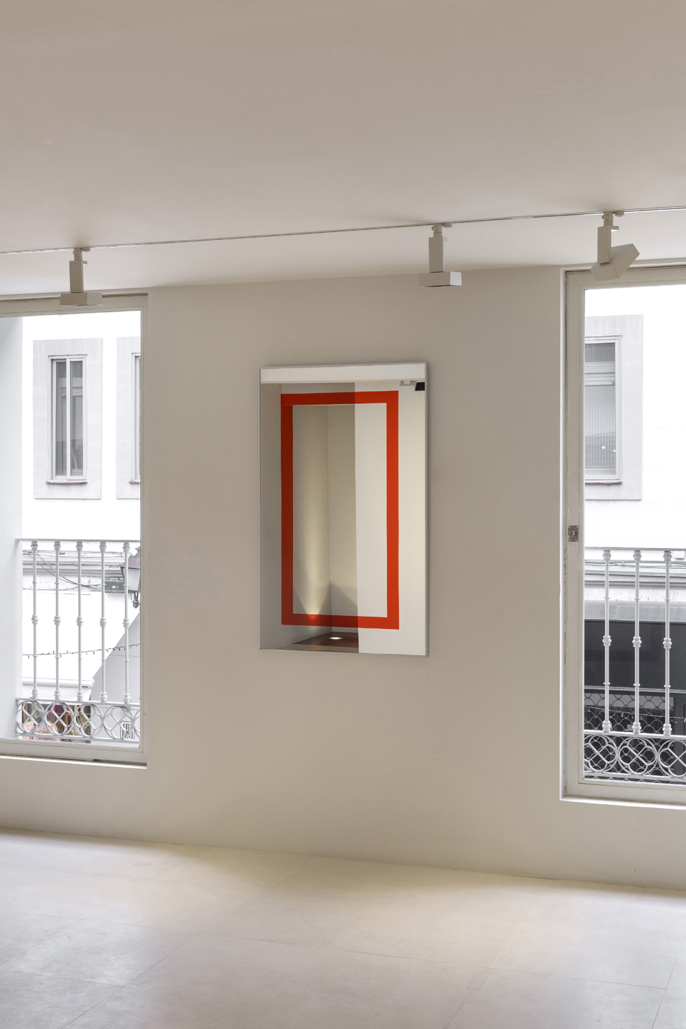 Miroir fixe aux cinq cadrages orange, Galleria Albarran / Bourdais, Madrid, 2019, Actualisation N°2, Madrid 2019