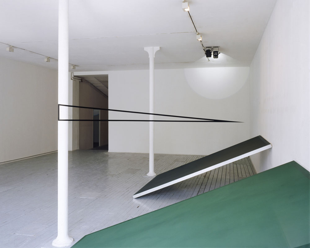 Le Tour, Galerie George Verney-Caron, Villeubarnne, 1994, Exposition : Cécile Bart, Michel Verjux, Felice Varini