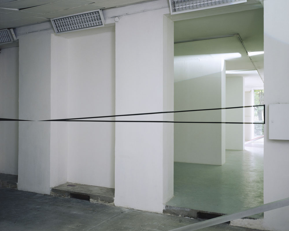 Le Tour, Galerie George Verney-Caron, Villeubarnne, 1994, Exposition : Cécile Bart, Michel Verjux, Felice Varini