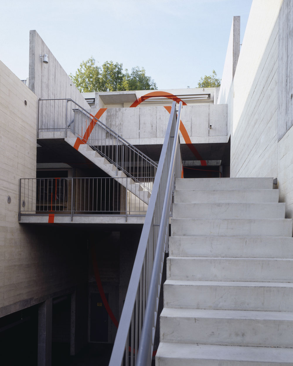 Ellipse debout, Suisse, Coll. Atelier 5, 1996, Boll Sinneringen